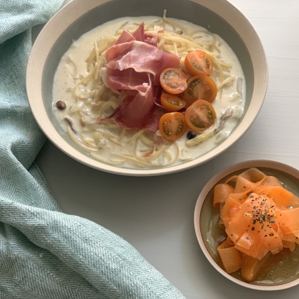 生ハムとホワイトソースのパスタ